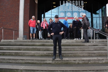 Johan is bang dat hij te laat is voor de foto